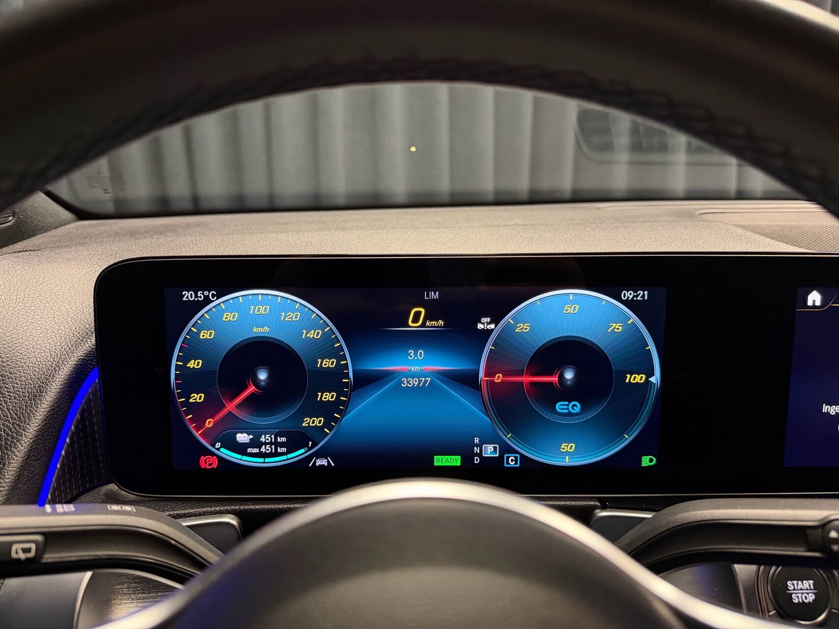 Grå Mercedes EQB250 fra 2023