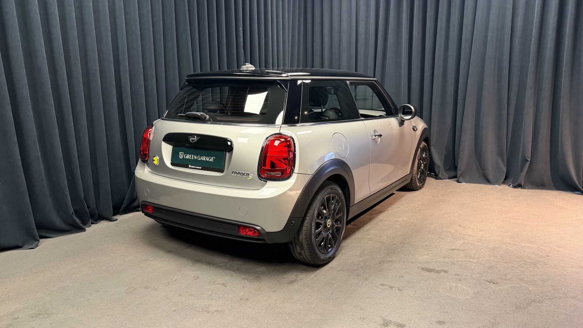 Sølv Mini Cooper fra 2023