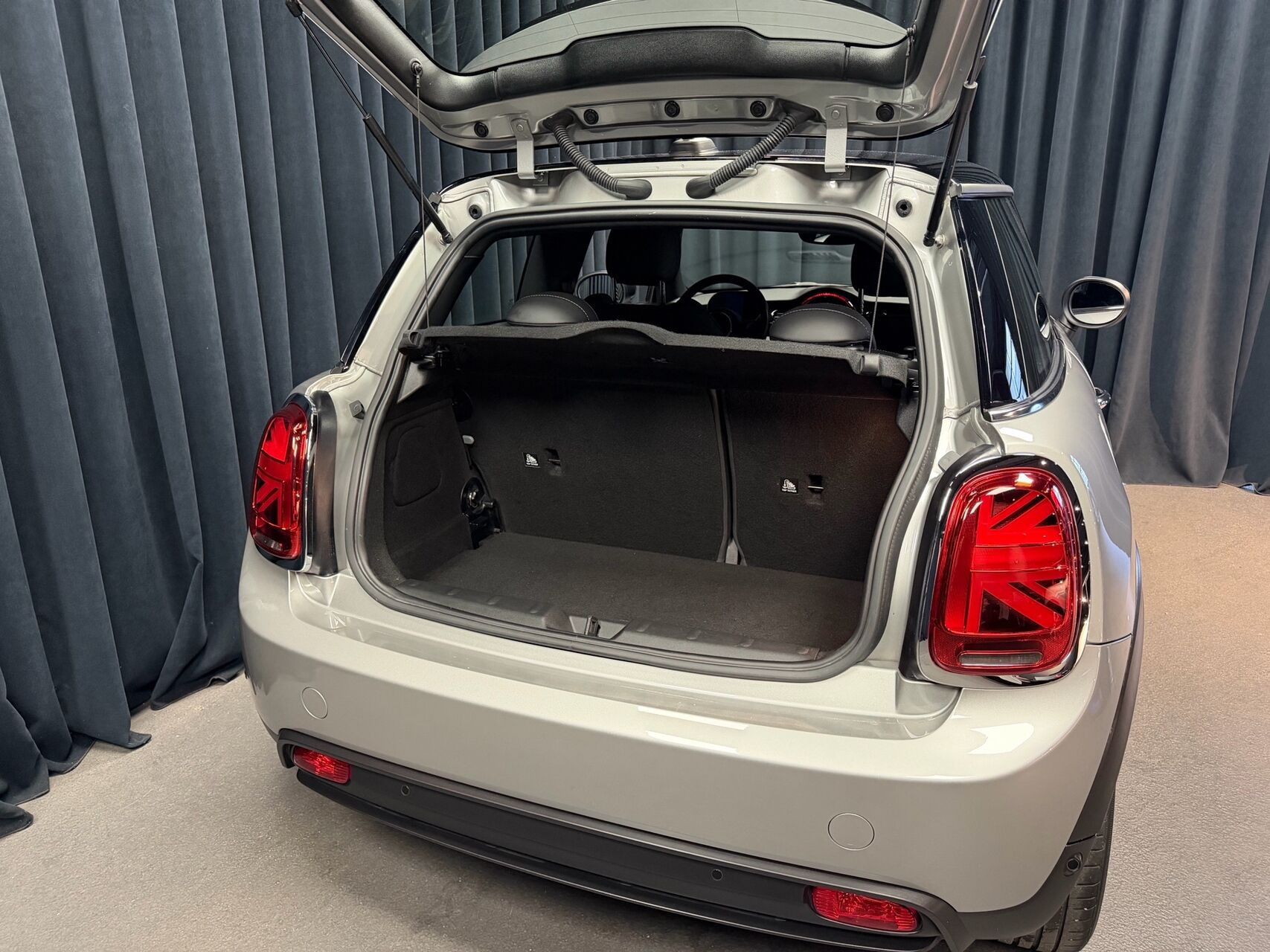 Sølv Mini Cooper fra 2023