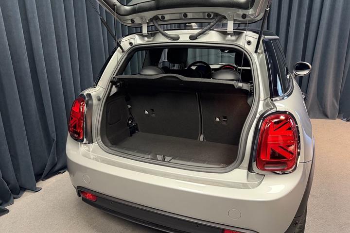 Sølv Mini Cooper fra 2023