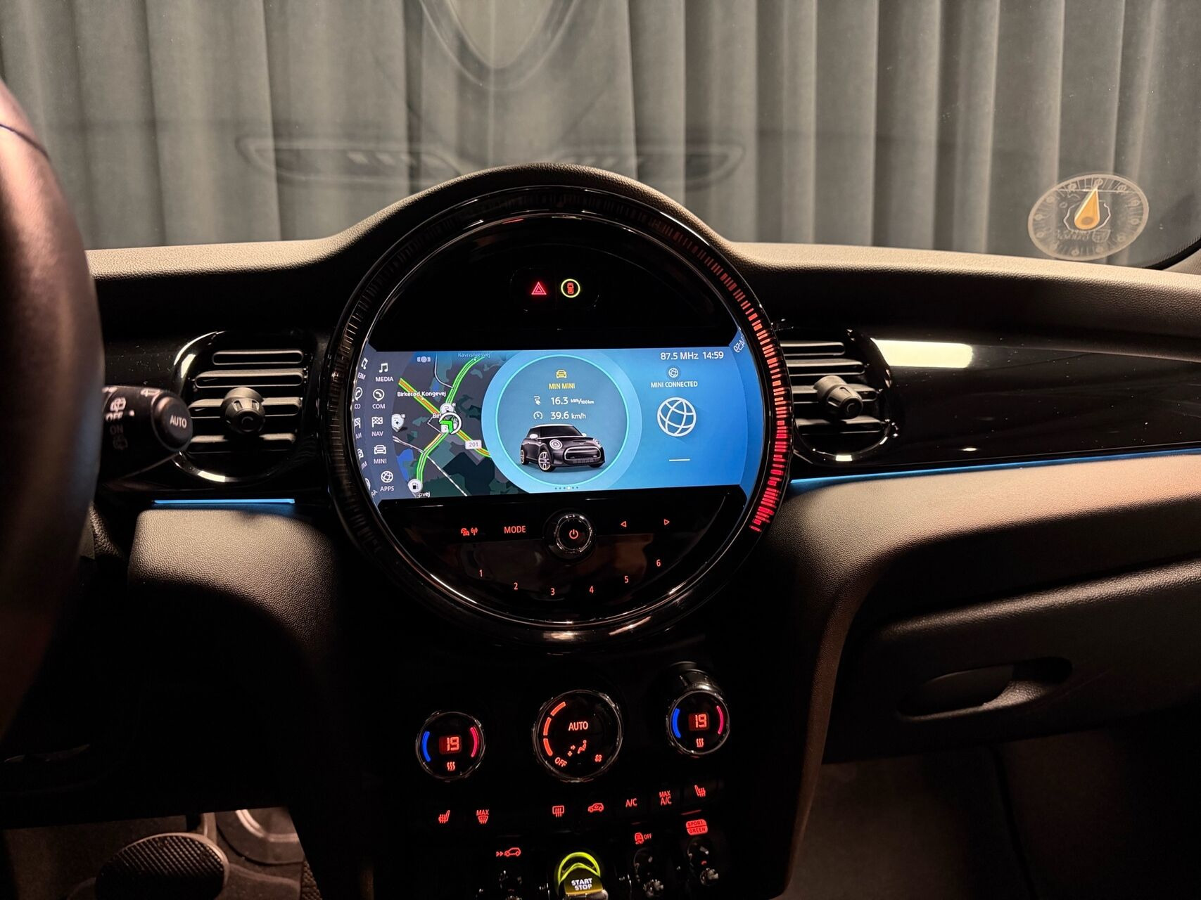 Sølv Mini Cooper fra 2023