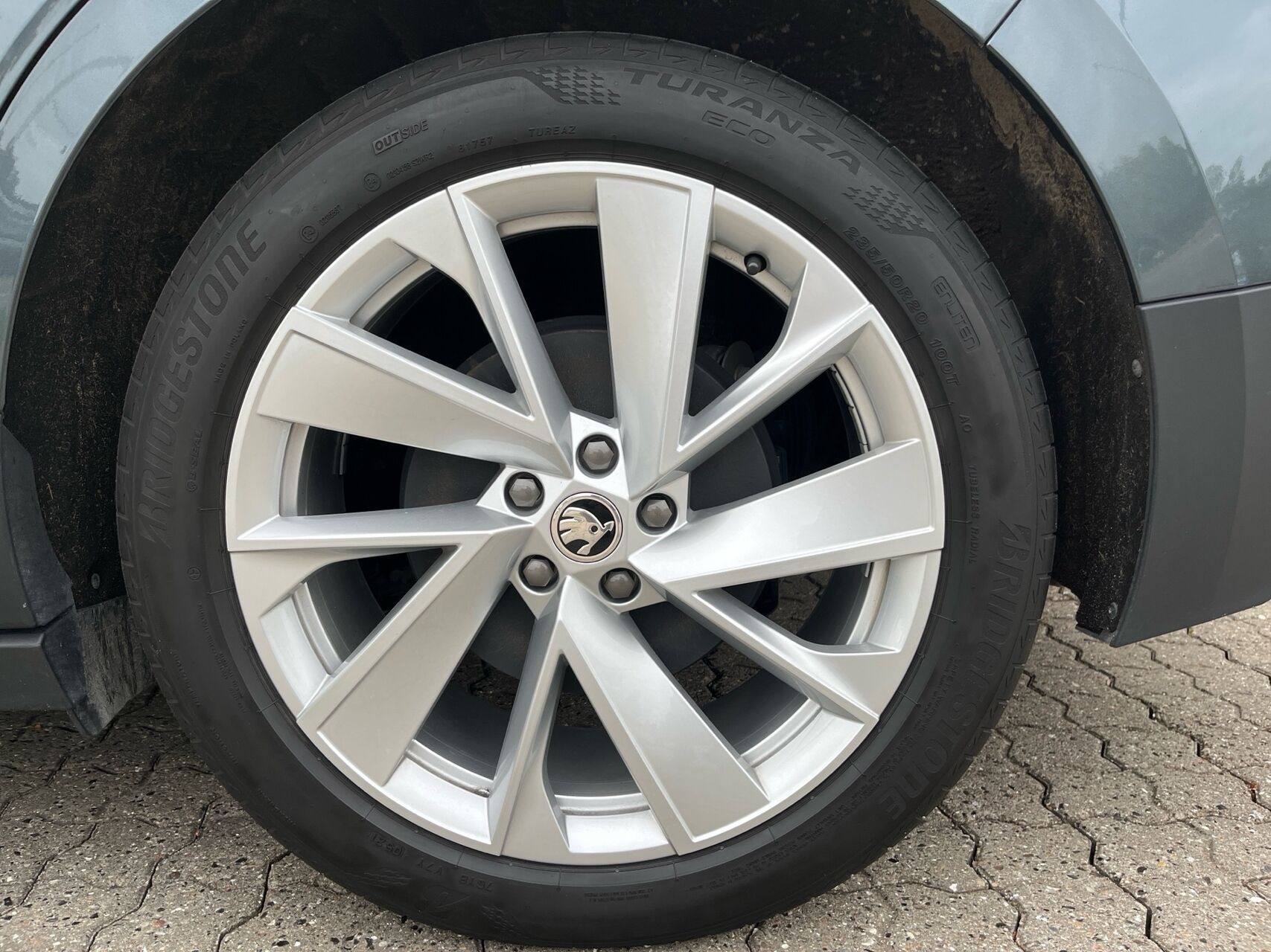 Grå Skoda Enyaq fra 2022