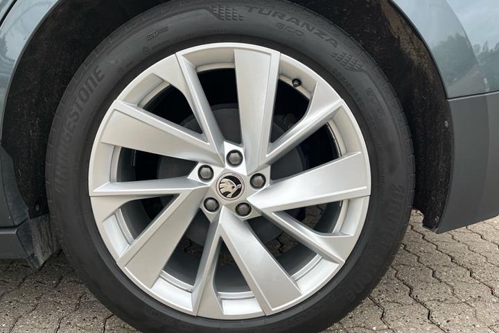 Grå Skoda Enyaq fra 2022