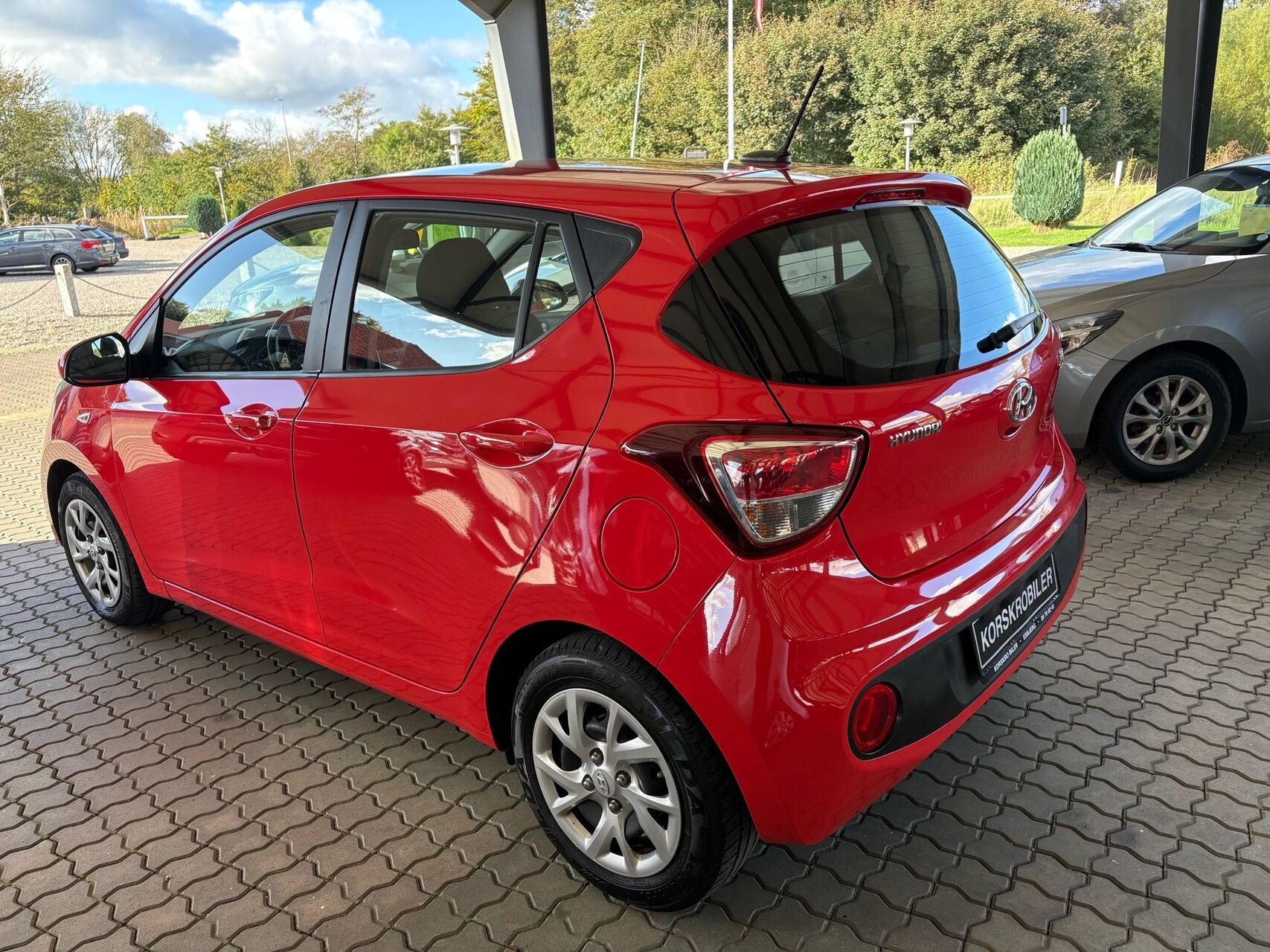 Rød Hyundai i10 fra 2019