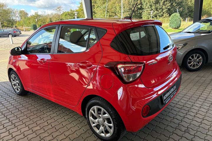 Rød Hyundai i10 fra 2019