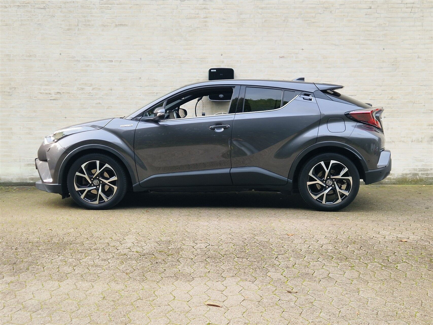 Grå Toyota C-HR fra 2018