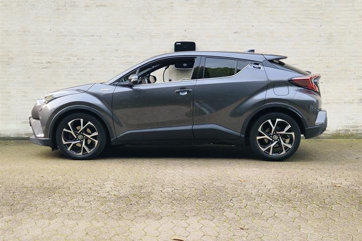 Grå Toyota C-HR fra 2018