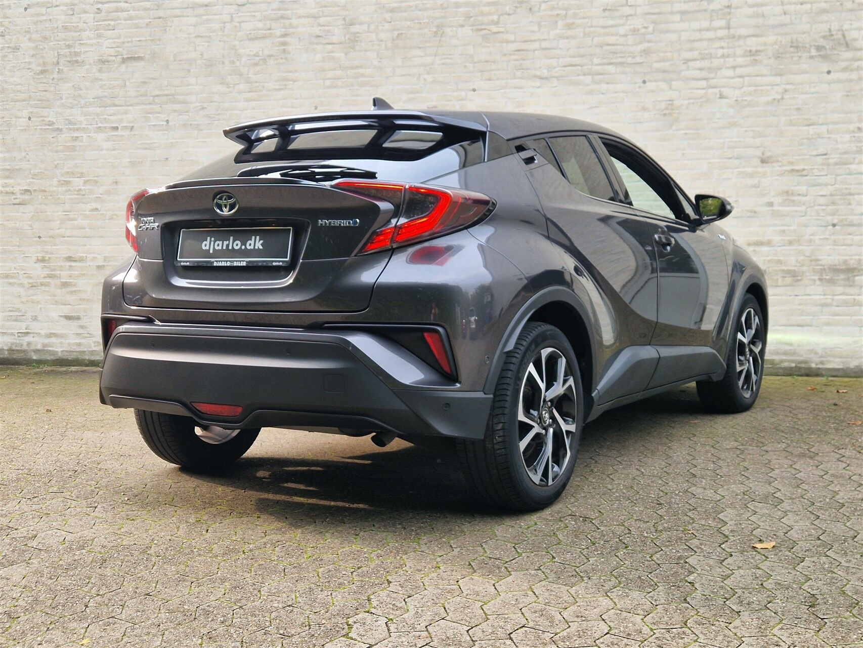 Grå Toyota C-HR fra 2018