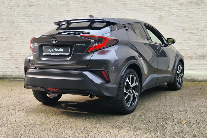 Grå Toyota C-HR fra 2018