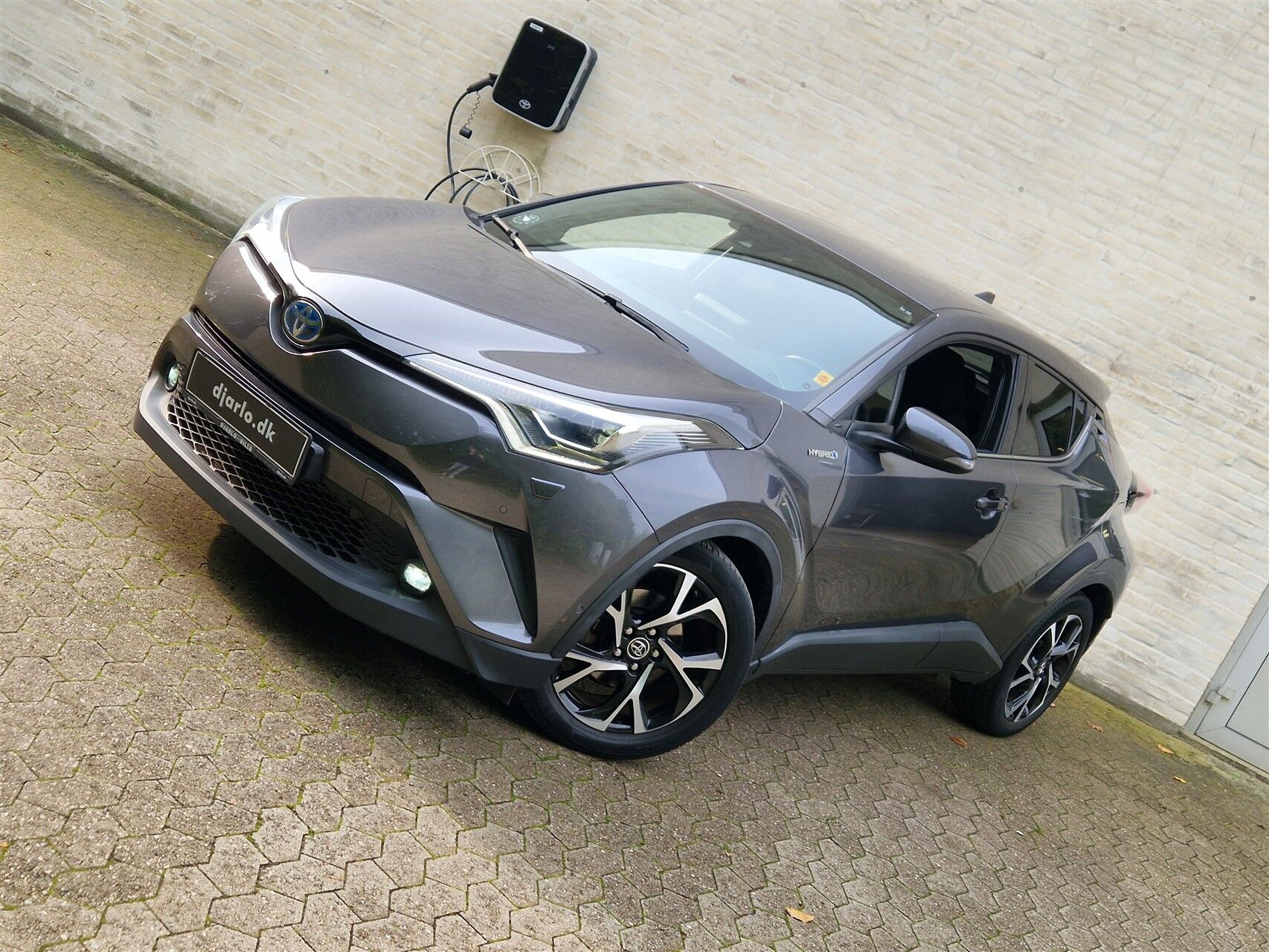 Grå Toyota C-HR fra 2018