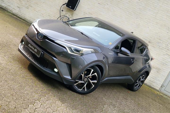 Grå Toyota C-HR fra 2018