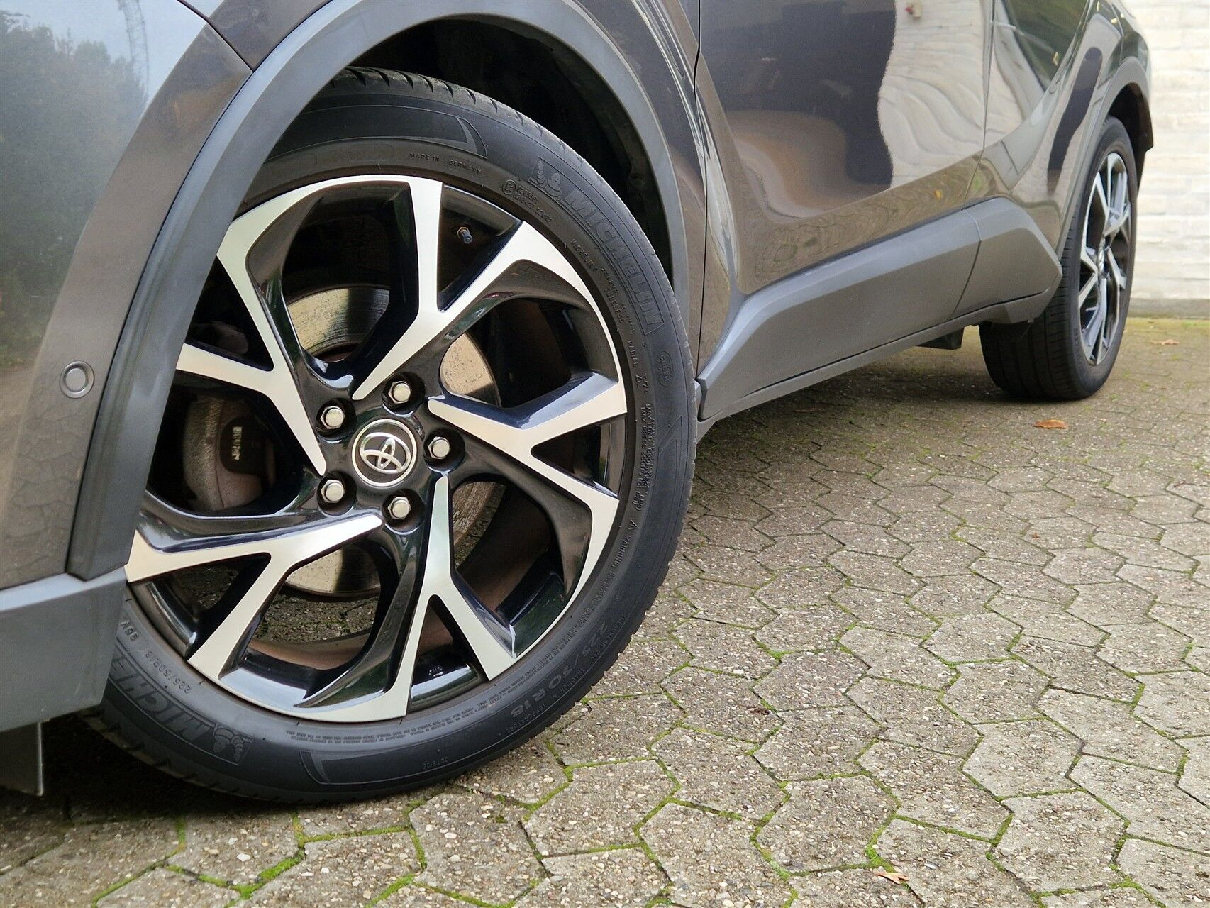 Grå Toyota C-HR fra 2018