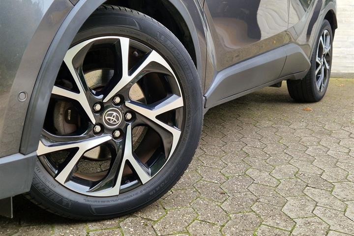 Grå Toyota C-HR fra 2018