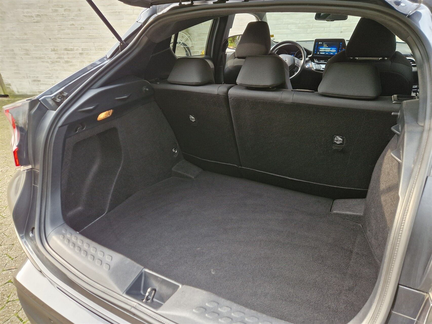 Grå Toyota C-HR fra 2018
