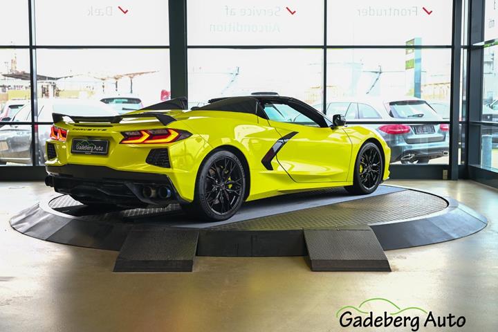 Gul Chevrolet Corvette fra 2023