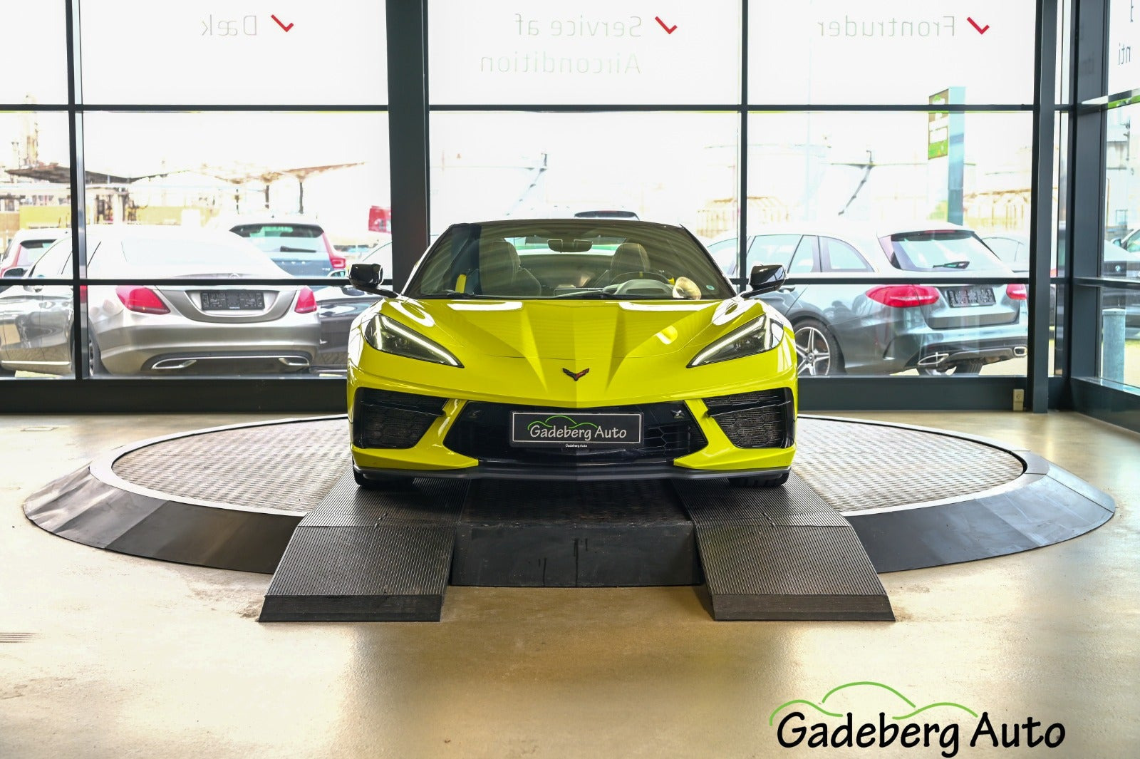 Gul Chevrolet Corvette fra 2023