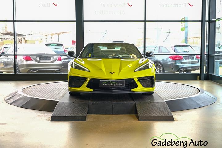 Gul Chevrolet Corvette fra 2023