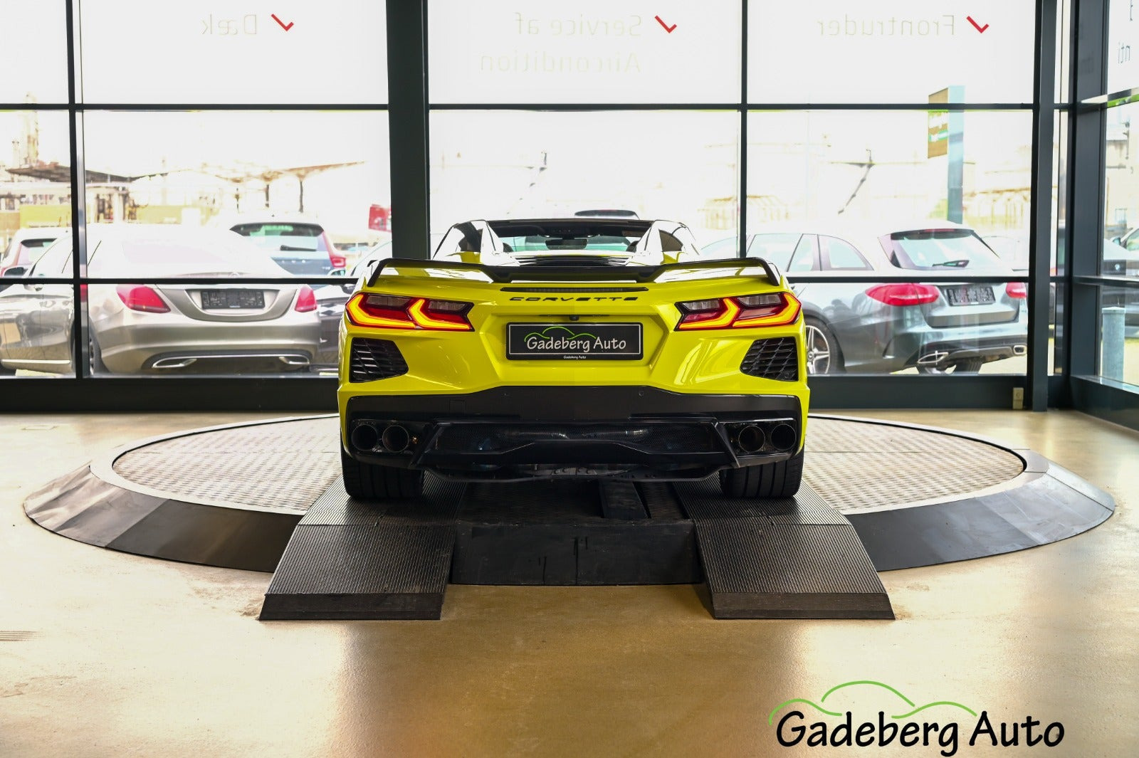 Gul Chevrolet Corvette fra 2023