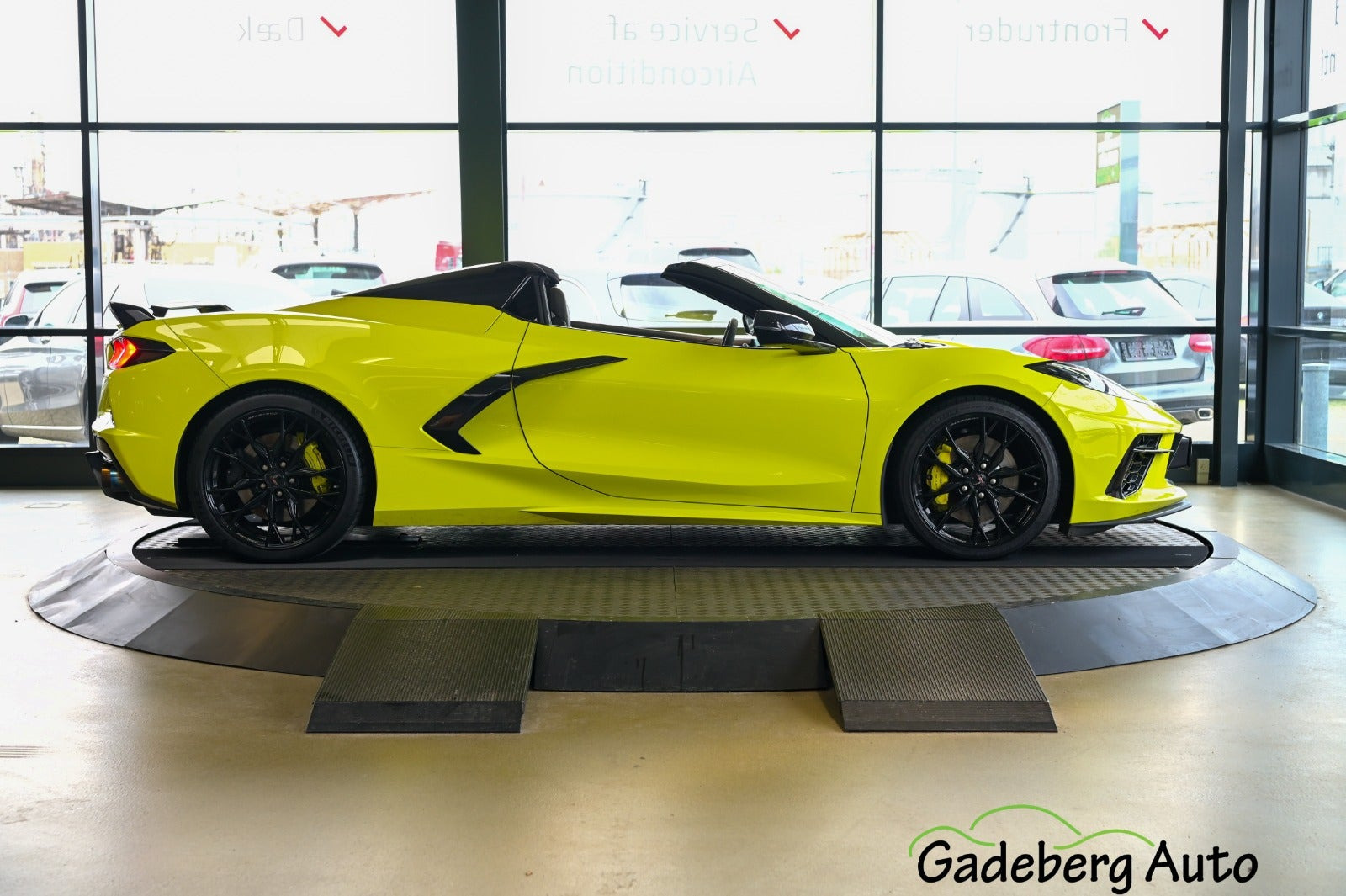 Gul Chevrolet Corvette fra 2023