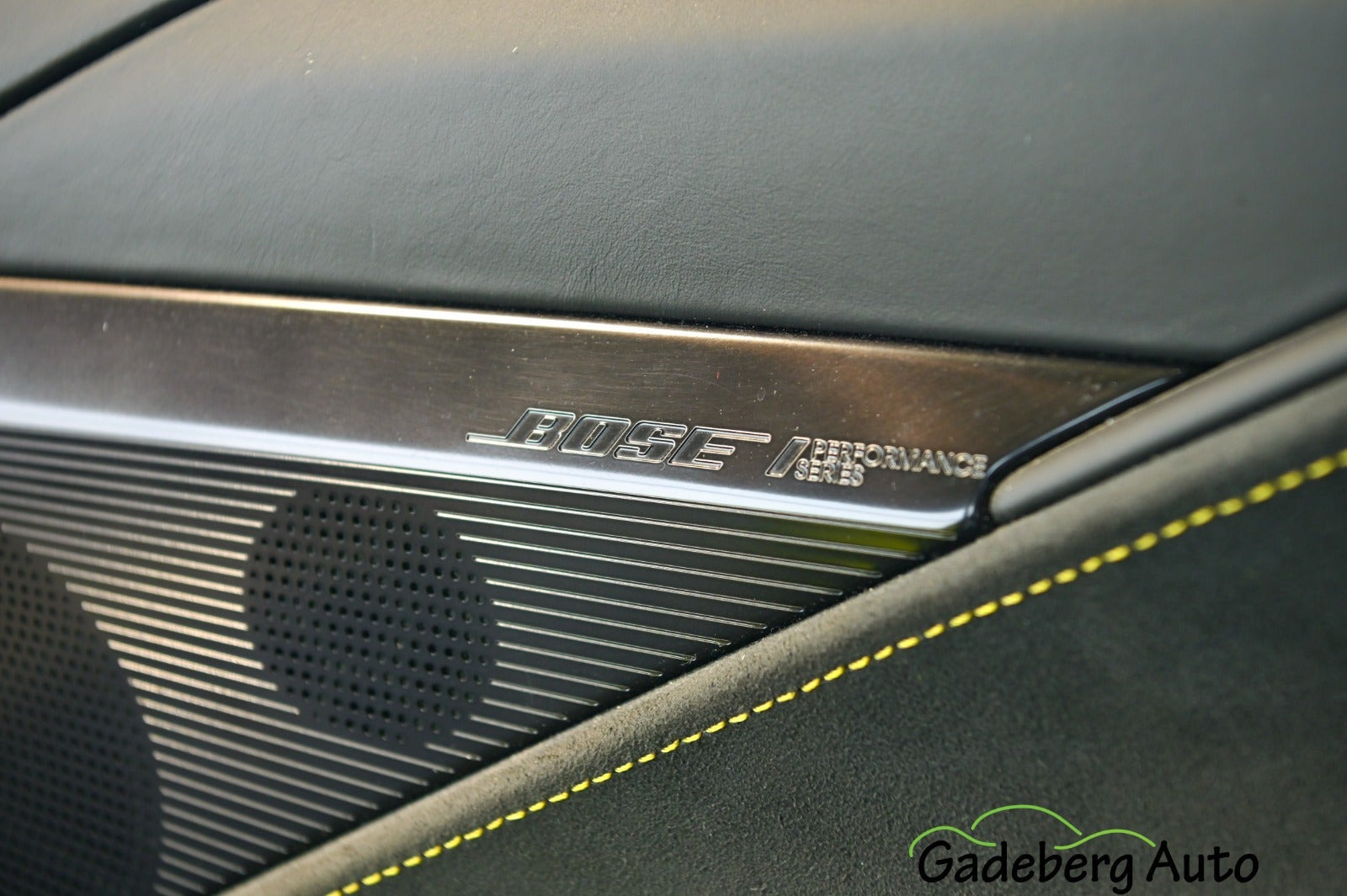 Gul Chevrolet Corvette fra 2023
