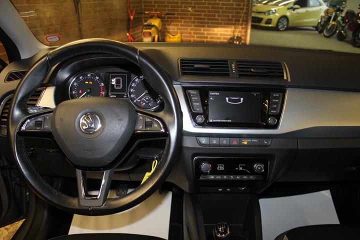 Orange Skoda Fabia fra 2017