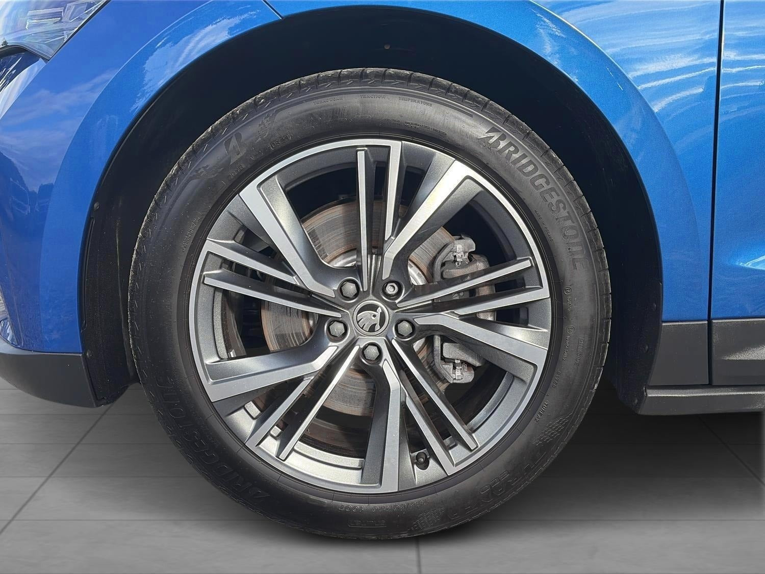 Blå Skoda Enyaq fra 2023