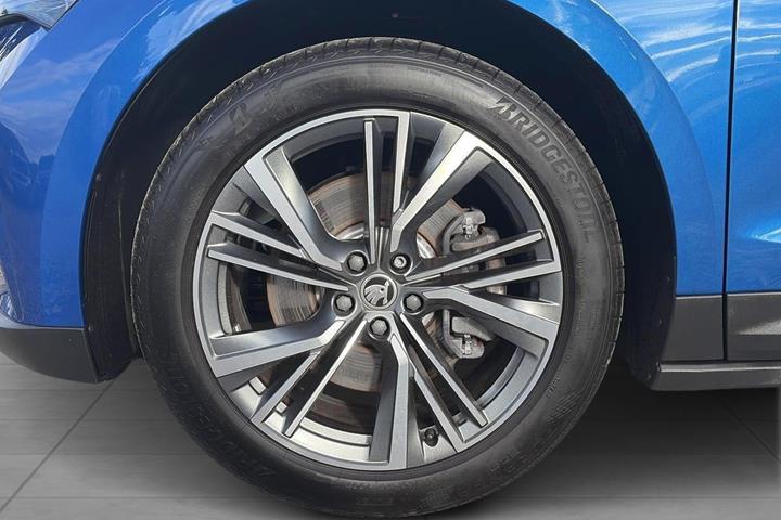 Blå Skoda Enyaq fra 2023