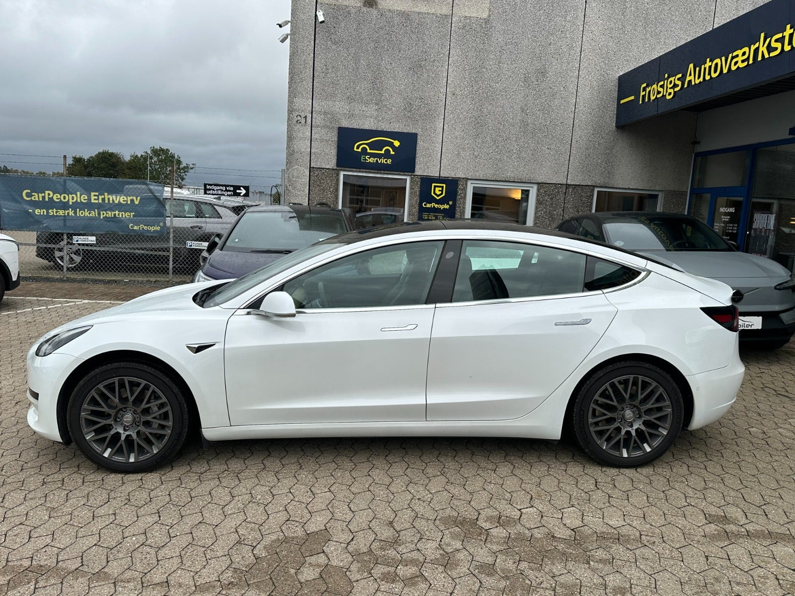 Hvid Tesla Model 3 fra 2020