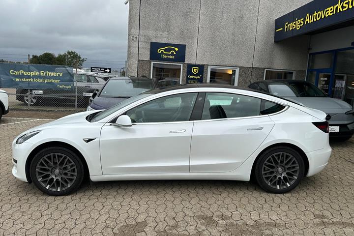 Hvid Tesla Model 3 fra 2020