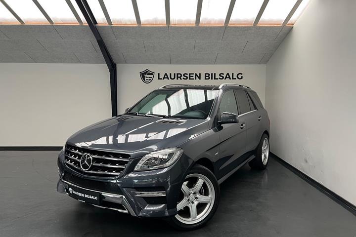 Grå Mercedes ML350 fra 2012 set udefra