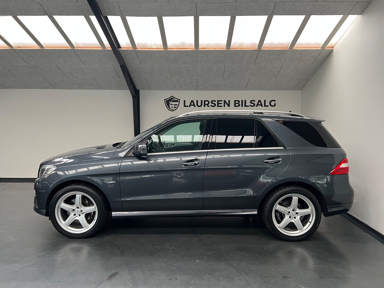 Grå Mercedes ML350 fra 2012