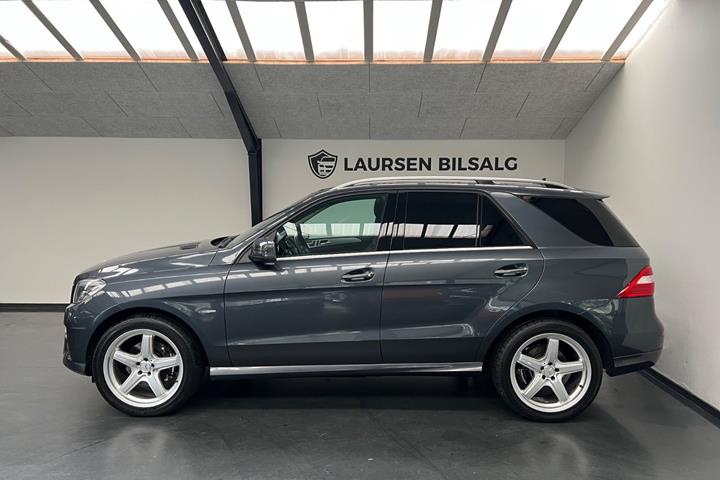 Grå Mercedes ML350 fra 2012
