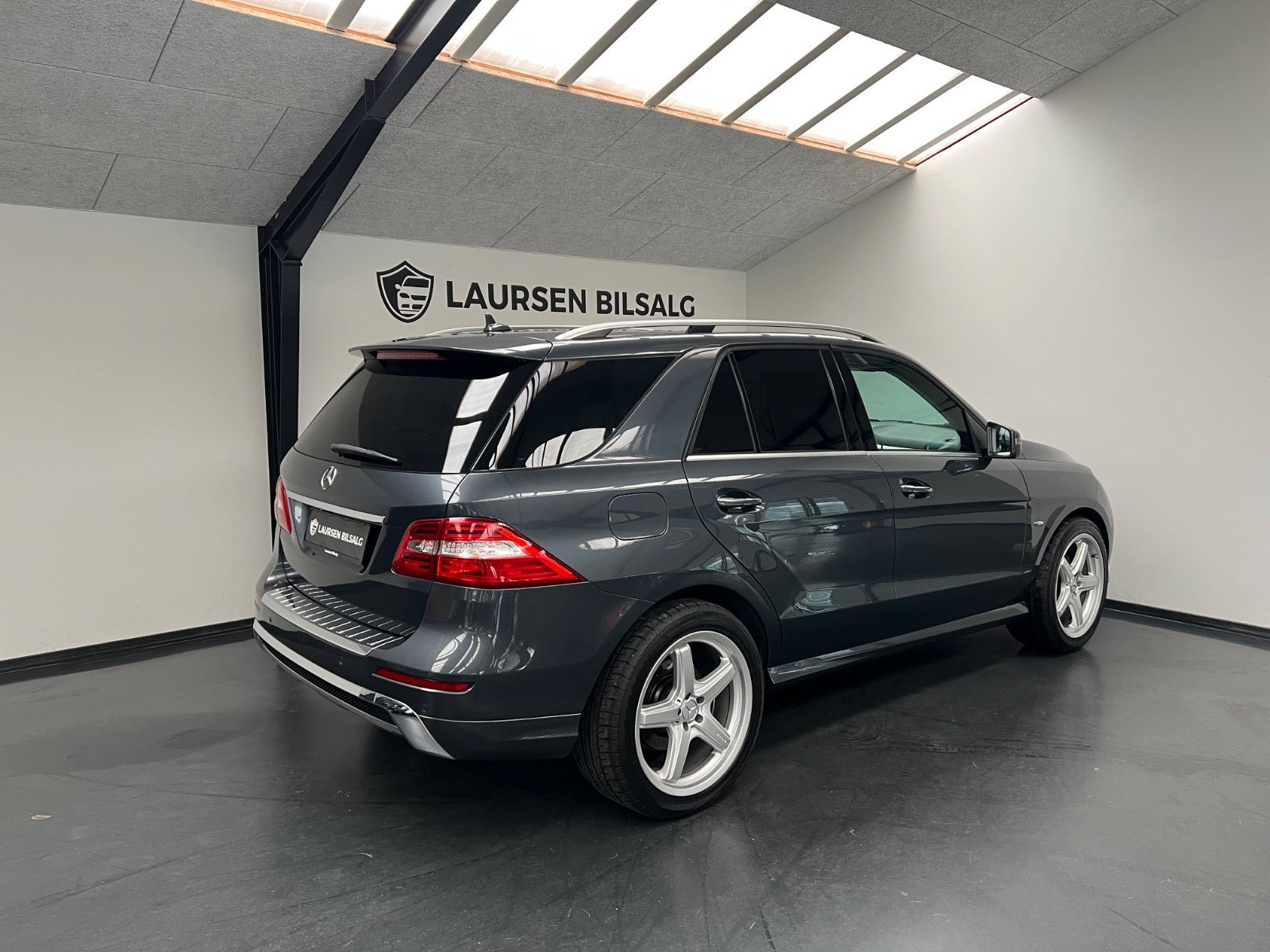 Grå Mercedes ML350 fra 2012
