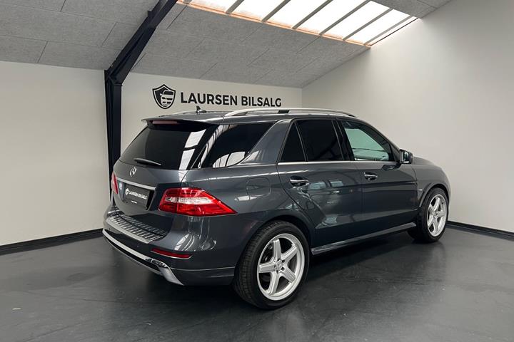 Grå Mercedes ML350 fra 2012