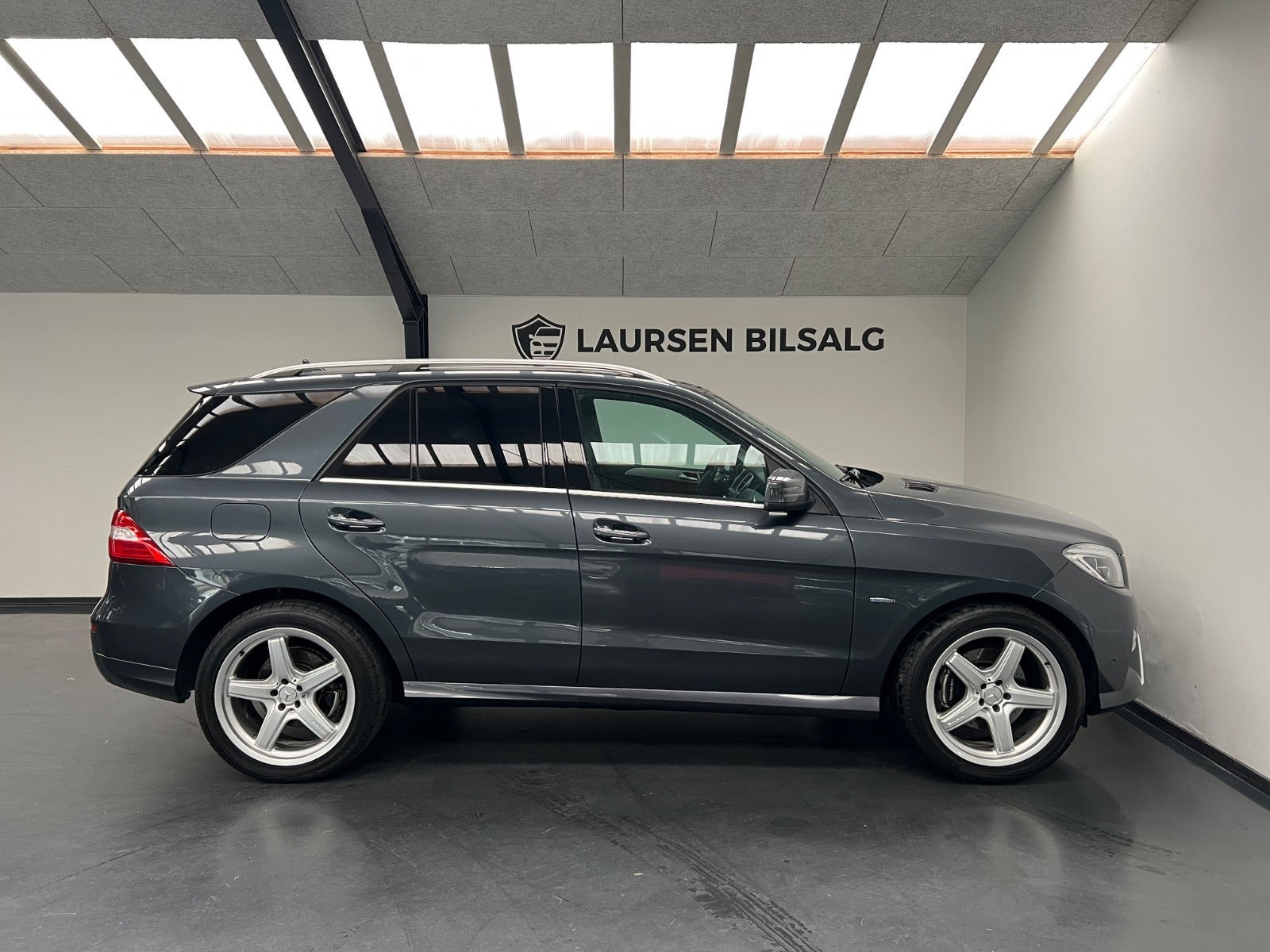 Grå Mercedes ML350 fra 2012