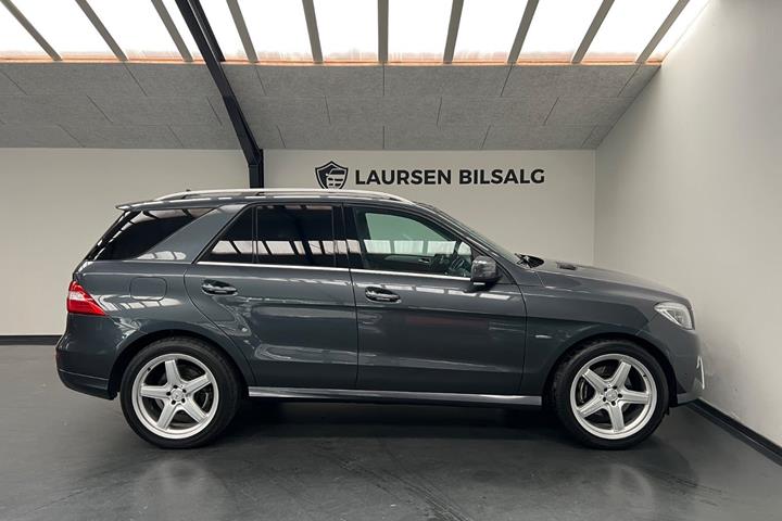 Grå Mercedes ML350 fra 2012