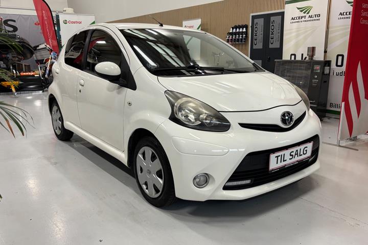 Hvid Toyota Aygo fra 2012