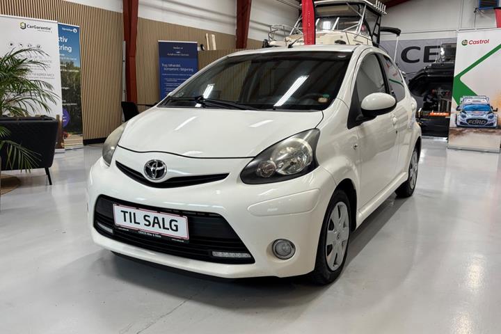 Hvid Toyota Aygo fra 2012