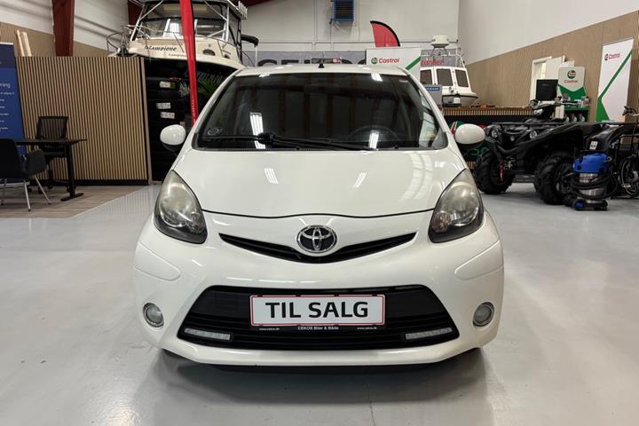 Hvid Toyota Aygo fra 2012