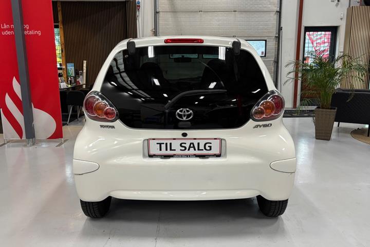 Hvid Toyota Aygo fra 2012