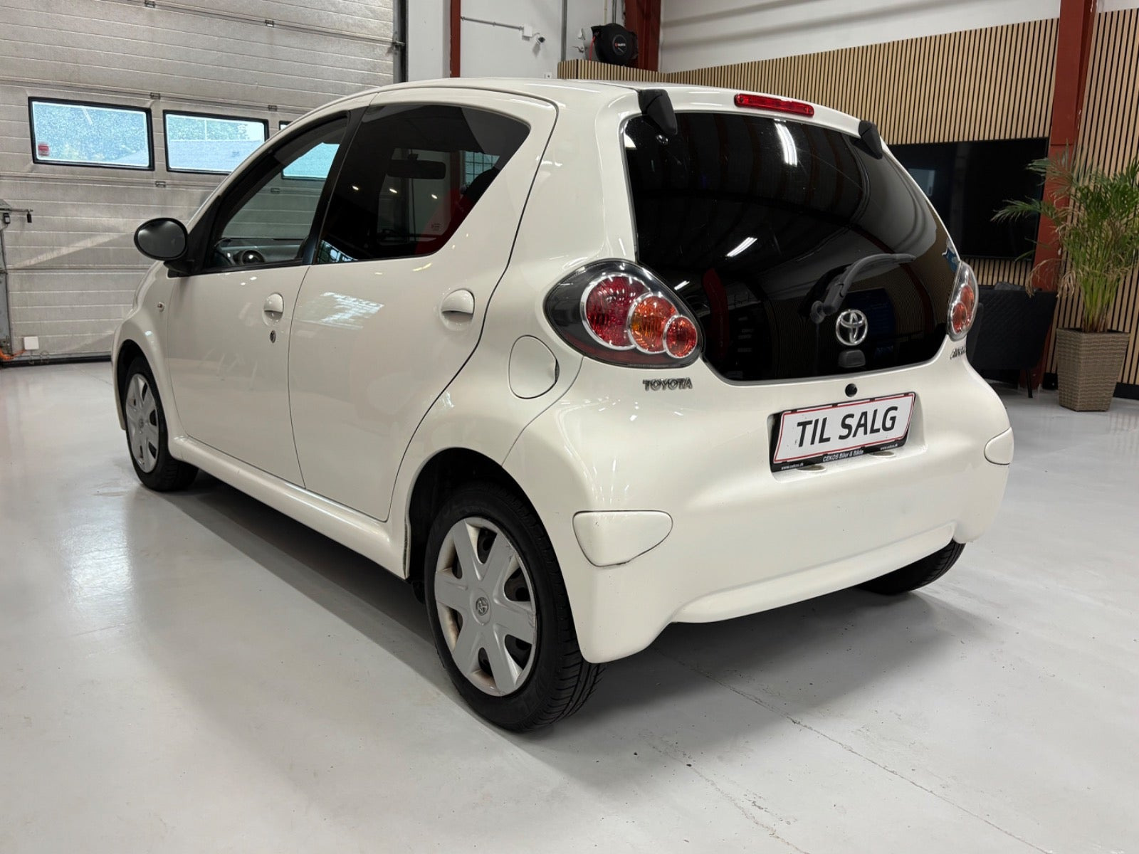 Hvid Toyota Aygo fra 2012