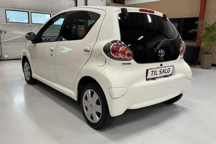Hvid Toyota Aygo fra 2012