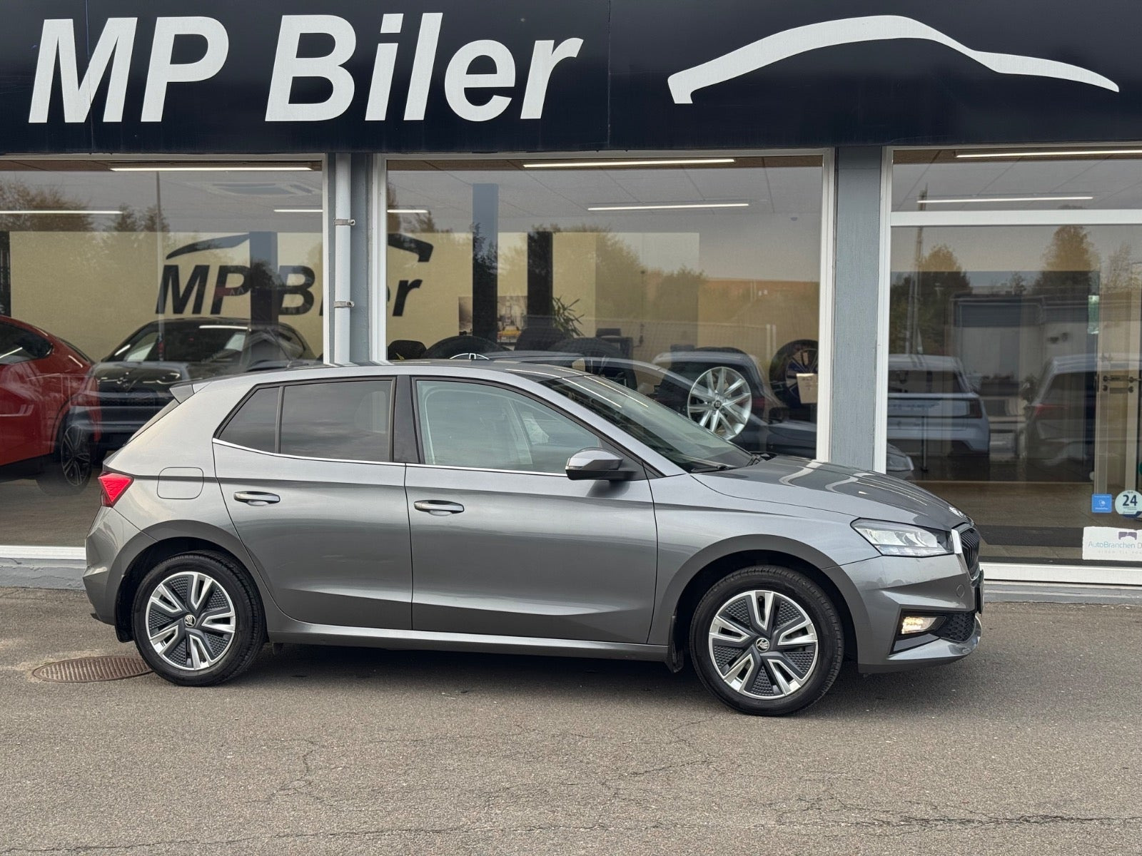 Grå Skoda Fabia fra 2023
