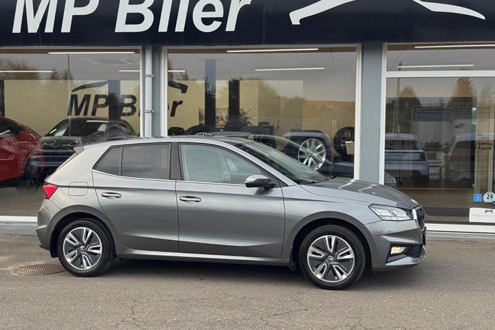 Grå Skoda Fabia fra 2023