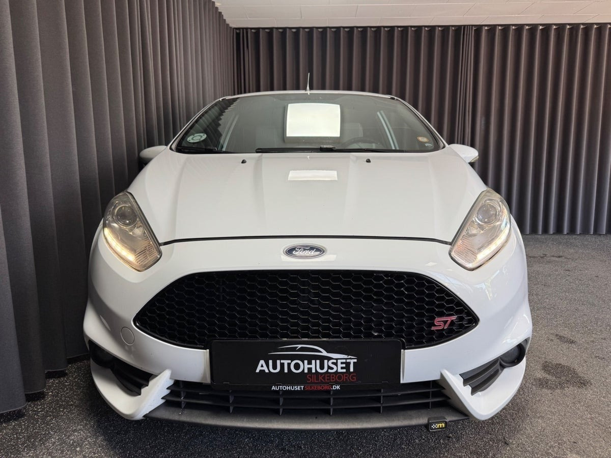Rød Ford Fiesta fra 2014