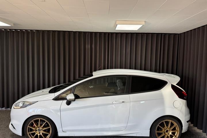 Rød Ford Fiesta fra 2014