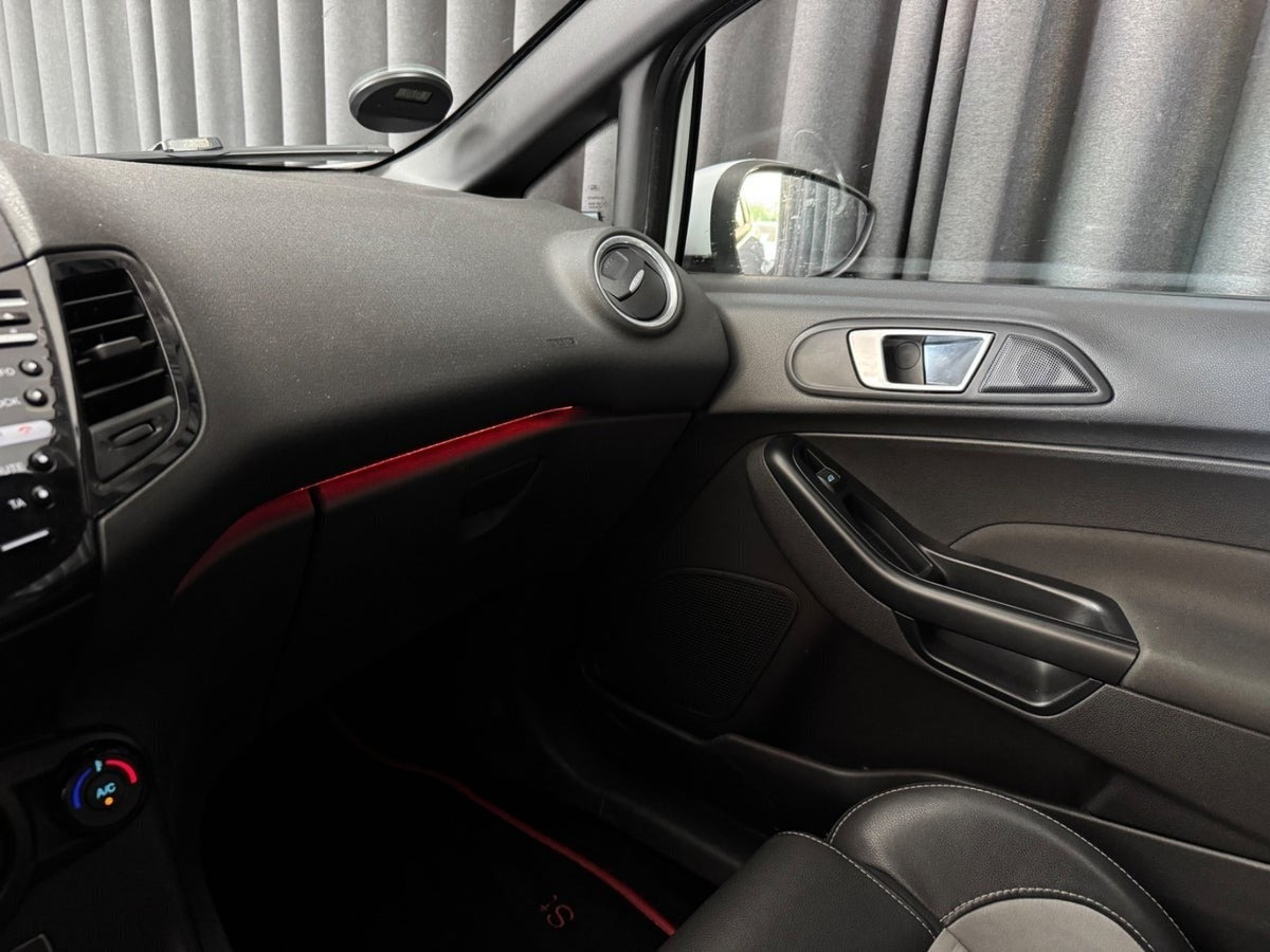 Rød Ford Fiesta fra 2014