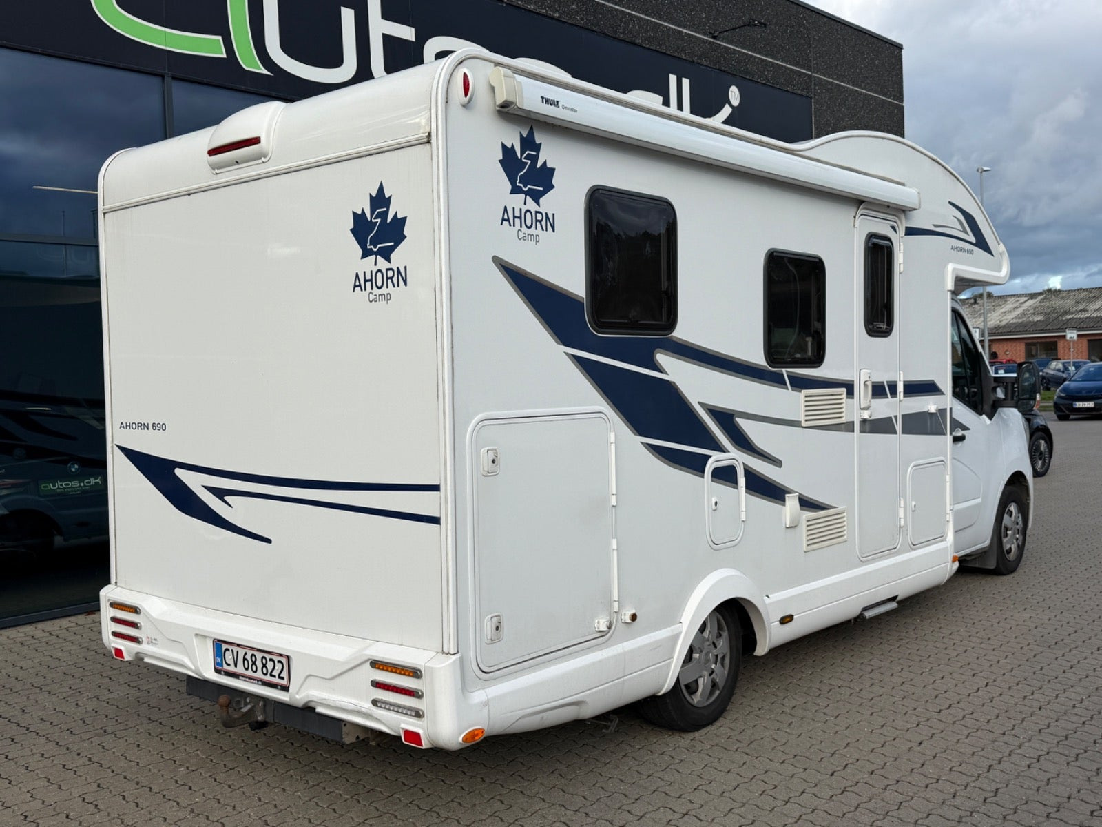Hvid Ahorn T 690 fra 2020 set udefra