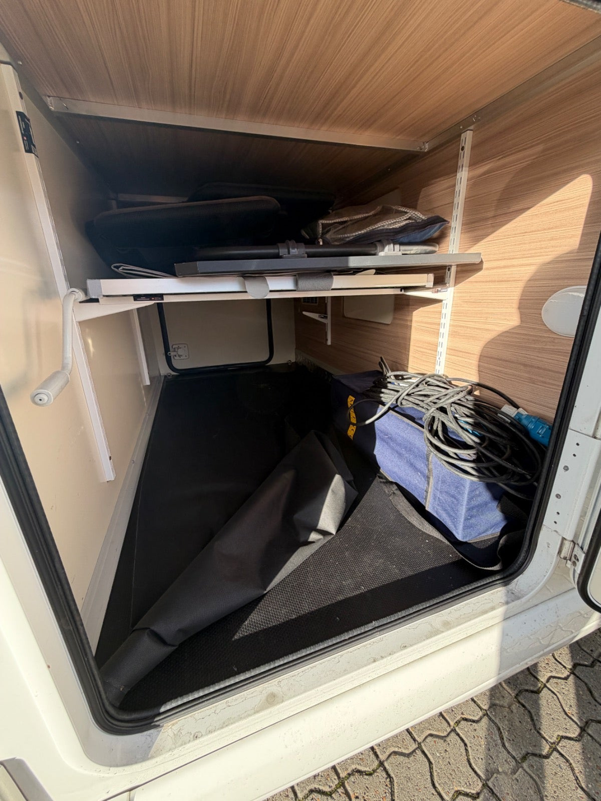 Hvid Ahorn T 690 fra 2020 set udefra