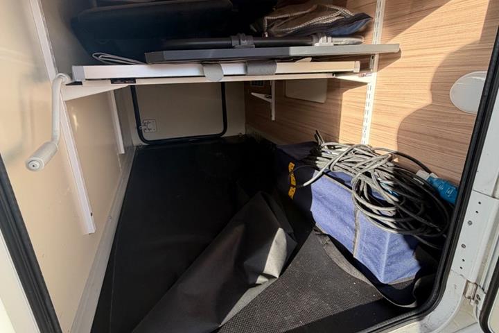 Hvid Ahorn T 690 fra 2020 set udefra